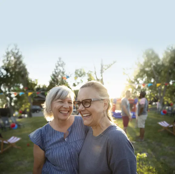 adultos con audifonos