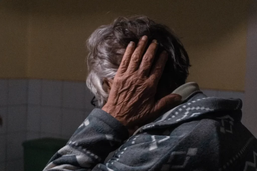 a tapándose el oído 